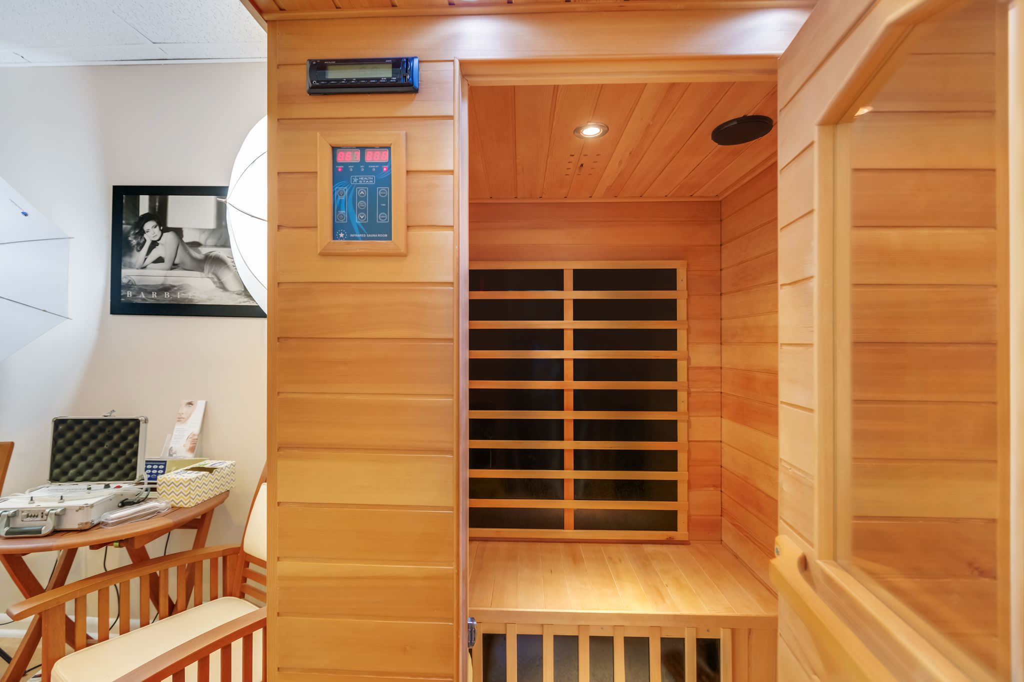 Far infrared sauna room